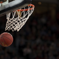 篮球赛事实时直播 - NBA比赛现场激烈对抗